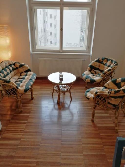 2 Bedrooms Close Vysehrad - Congress Centrum Prag Exteriör bild